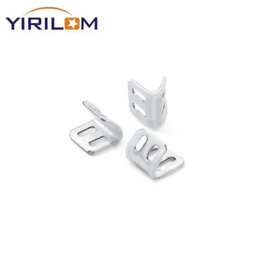 Agrafe à ressort à 4 trous zinguée et partiellement recouverte de plastique pour rembourrage et meubles